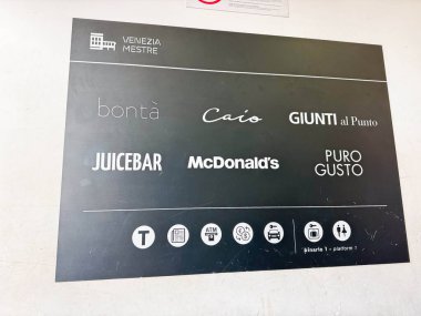 Venedik, İtalya - 17 Şubat 2026: Venezia Mestre tren istasyonunda McDonald 's ve Juicebar gibi markaların yanı sıra yönetsel simgelerin yer aldığı bir imza günü