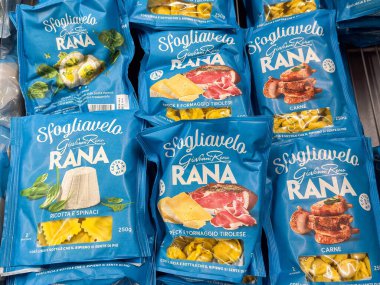 Venedik, İtalya - 14 Şubat 2026: Bir market rafında ricotta, ıspanak ve et seçenekleri ile çeşitli Sfoglia velo makarna paketleri
