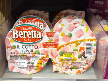 Venedik, İtalya - 14 Şubat 2026: Fratelli Beretta IL COTTO süpermarket rafında renkli malzemelerle paketlenmiş et ürünü