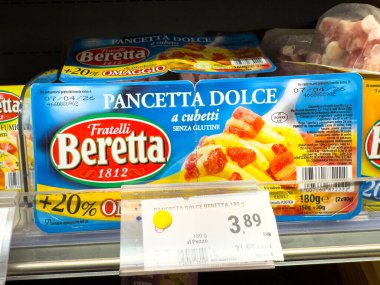 Venedik, İtalya - 14 Şubat 2026: Fratelli Beretta tarafından paketlenmiş pancetta dolce bir süpermarket rafında fiyat etiketi ve ürün detayları açıkça görülüyor