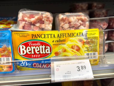 Venedik, İtalya - 14 Şubat 2026: Fratelli Beretta 'dan paketlenmiş pancetta affumicata küpleri bir süpermarket rafında fiyat etiketi ve ürün detayları görünür