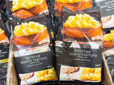 Venedik, İtalya - 14 Şubat 2026: Marka ve ürün bilgilerinin belirgin bir şekilde sergilendiği raflarda birden fazla mantar cipsi sergileniyor