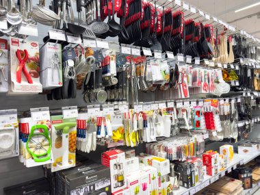 Venedik, İtalya - 14 Şubat 2026: Bir perakende mağazasının raflarında çeşitli mutfak gereçleri ve aletleri sergilenmektedir.