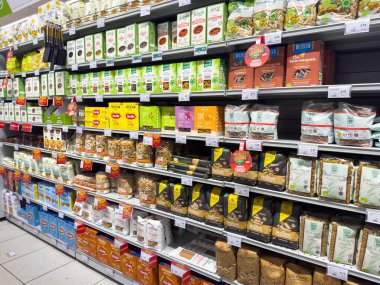 Venedik, İtalya - 14 Şubat 2026: Marketteki raflarda çeşitli paketlenmiş gıda ürünleri, içinde tahıl, abur cubur ve yemek malzemeleri yer alıyor