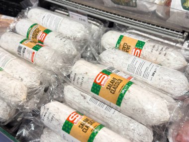 Venedik, İtalya - 14 Şubat 2026: Paketlenmiş plastik sosisler bir süpermarket rafında, görünür etiketler ve fiyatlandırmalar sergilenerek düzenlenir