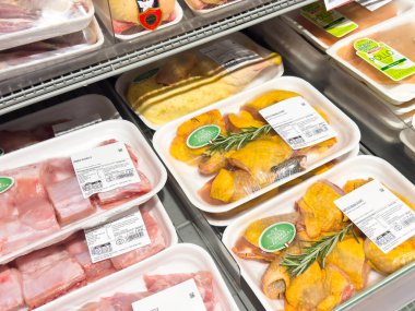 Venedik, İtalya - 14 Şubat 2026: Tavuk, domuz eti ve sığır eti de dahil olmak üzere paketlenmiş çiğ etler görünür etiketleri ve fiyatlandırması olan bir süpermarket buzdolabında düzenleniyor