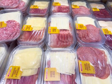 Venedik, İtalya - 14 Şubat 2026: Çeşitli meze ve peynir dilimleri müşteri seçimi için bir market buzdolabında düzenleniyor