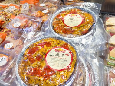 Venedik, İtalya - 14 Şubat 2026: Bir markette malzemeli iki Focaccia ekmek paketi sergileniyor, ürün detayları ve fiyatlandırma etiketleri gösteriliyor