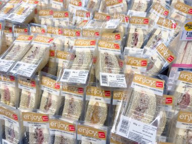 Venedik, İtalya - 14 Şubat 2026: Açık plastik paketli prosciutto dilimleri, görünür marka etiketleri ve ürün detaylarıyla bir markette düzenlenmiştir