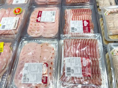 Venedik, İtalya - 14 Şubat 2026: Jambon, pastırma ve salam gibi paketlenmiş et ürünleri bir markette satılığa çıkarıldı.