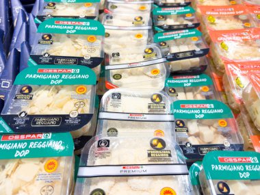 Venedik, İtalya - 14 Şubat 2026: Açık kaplarda paketli Parmigiano Reggiano peyniri görünür markalar ve etiketlerle süpermarket raflarında düzenlendi