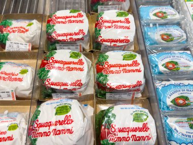 Venedik, İtalya - 14 Şubat 2026: Squacquerone peynir paketleri bir market rafında, renkli etiketler ve farklı peynir çeşitleri sergilenmektedir