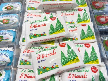 Venedik, İtalya - 14 Şubat 2026: Bir rafta sergilenen Lo Stracchino di Biancade peyniri paketleri, canlı tasarımlar ve markalaşma ayrıntıları