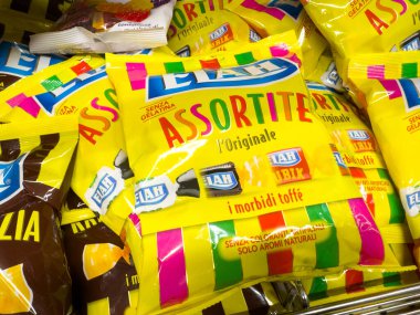 Venedik, İtalya - 14 Şubat 2026: Parlak renkli Elah Assortite şeker paketleri, birden fazla lezzet ve göz alıcı tasarımların yer aldığı bir market rafında sergileniyor