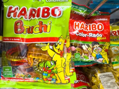 Venedik, İtalya - 14 Şubat 2026: Bruchi ve Color-Rado Mini türlerinin de yer aldığı Haribo şeker paketleri canlı renklerle dolu bir rafta belirgin bir şekilde sergilenmektedir