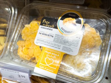 Venedik, İtalya - 14 Şubat 2026: Biscotti ambalajı açık bir konteynırda açık bir fiyat etiketi ve bir mağaza rafında markalaşma ile La Giulietta çikolatalı kurabiyeleri sergiliyor