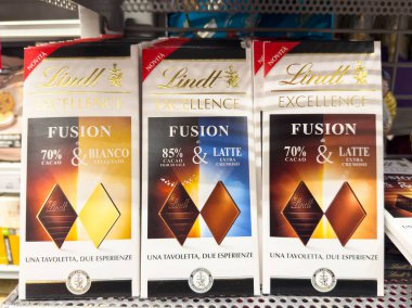 Venedik, İtalya - 14 Şubat 2026: Farklı tatlarda ve kakao yüzdelerinde Lindt Excellence çikolataları tüketicilerin izlemesi için bir perakende satış rafına yerleştirildi
