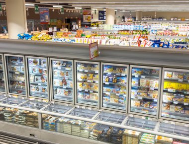 Venedik, İtalya - 14 Şubat 2026: Süpermarket donmuş gıda koridorunda çeşitli paketlenmiş yemek ve atıştırmalıklar depolandı