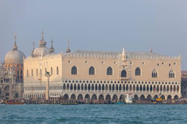 Venedik, İtalya - 07 Şubat 2026: Venedik 'teki Doge Sarayı' nın su kenarındaki mimari ve tarihi unsurların detaylı görüntüsü