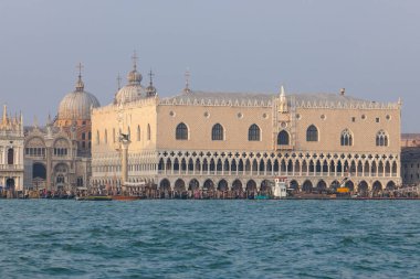 Venedik, İtalya - 07 Şubat 2026: Doge 's Palace in Venice' de dekoratif mimari ve rıhtım manzarası, tarihi önem ve tasarım unsurları sergilenmektedir.