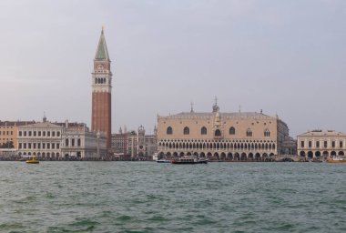 Venedik, İtalya - 07 Şubat 2026: St. Mark 's Campanile' in ve Büyük Kanal boyunca Doge 's Palace' ın sularda yüzen teknelerinin manzarası