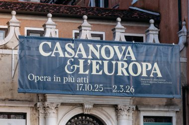 Venedik, İtalya - 07 Şubat 2026: Venedik 'teki tarihi bir binada Casanova & L' Europa operasının büyük afişi, etkinlik tarihleri ve dekoratif özellikler sergileniyor
