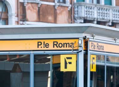 Venedik, İtalya - 07 Şubat 2026: Venedik, İtalya 'daki P.le Roma toplu taşımacılık durağı, sarı tabela ve cam yapı kentsel bir ortamda görülebilir