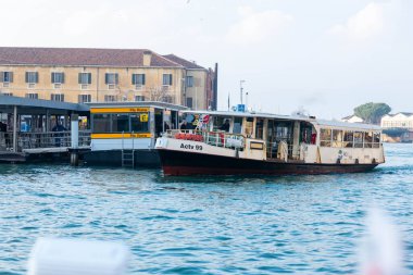 Venedik, İtalya - 07 Şubat 2026: Activ 99 adlı su taksisi Venedik kanallarında ilerliyor, yakınlardaki binalar ve rıhtımlar net bir şekilde görülüyor