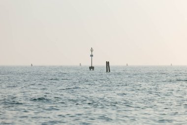 Sakin okyanus manzarası, berrak gökyüzü altında şamandıra ve sakin sular..