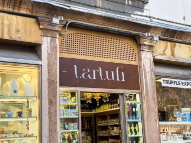 Venedik, İtalya - 10 Şubat 2026: Tartufi 'nin önünde trüf ürünleri ve gurme ürünleri, dekoratif tabelalar ve pencere vitrinleri görünür