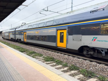 Venedik, İtalya - 10 Şubat 2026: Trenitalia çift katlı tren bir tren istasyonunda raylar ve platform detayları net bir şekilde görülüyor