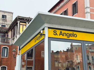 Venedik, İtalya - 10 Şubat 2026: S. Angelo su otobüsü durağı Venedik 'te modern tasarım ve tarihi mimari arka planda görünür.