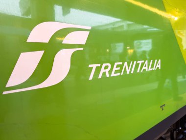 Venedik, İtalya - 10 Şubat 2026: Trenin yanında görülen yeşil Trenitalia logosu, taşımacılık ortamında markanın kimliğini vurguluyor