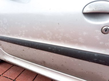 Kirli araba kapısını leke ve detaylarla kapatın..