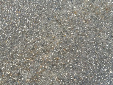 Çakıl taşı ve çakıl dokularıyla detaylı asfalt yüzeyi.