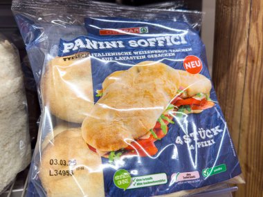 Villach, Avusturya - 29 Ocak 2026: Ambalajında sebzelerle birlikte dört yumuşak İtalyan panini ekmeği paketi