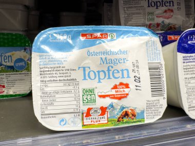 Villach, Avusturya - 29 Ocak 2026: SPAR markası Topfen peynir kabı Almanya 'da gıda ayrıntıları ve malzemeleri içeren süpermarket rafına yerleştirildi