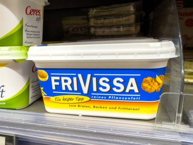 Villach, Avusturya - 29 Ocak 2026: FriVissa bitkisel yağ konteynırı bir süpermarket rafında diğer margarin markalarının arka planda görüldüğü pişirme yağları