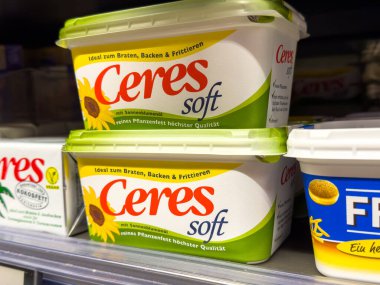 Villach, Avusturya - 29 Ocak 2026: Ceres yumuşak margarin ambalajı diğer ürünlerle birlikte bir süpermarket rafına yerleştirilmiş yeşil ve beyaz kaplar
