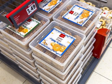 Villach, Avusturya - 29 Ocak 2026: Bir market rafındaki kurabiyelerle dolu saydam konteynırlar, 3.49 'luk fiyat etiketi, çeşitli kurabiye türleri görünür