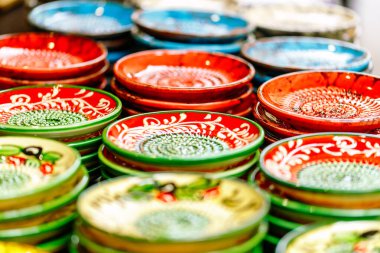 Renkli seramik levhalar ve canlı piyasa görüntülerinde karmaşık desenler..