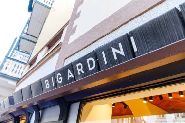 Cortina D Ampezzo, İtalya - 07 Mart 2026: Arka planda farklı mimari unsurlara sahip bir binanın ön cephesinde Bigardini mağaza tabelası yer alıyor