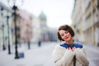 güzel kız mutluluk ve utanç ile gözleri kapalı