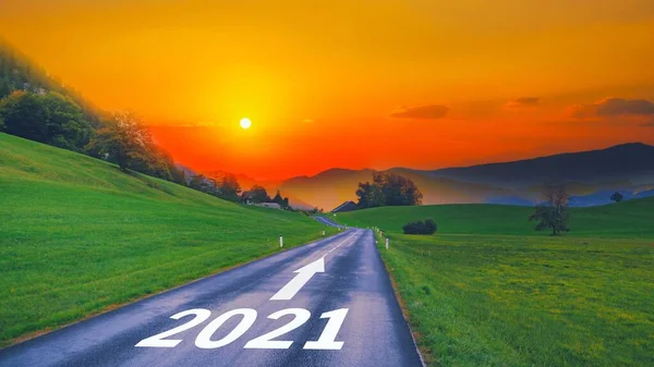 아스팔트 도로와 2021 산에서 태양을 향하여 도로를 달리고 2021 년이다가 — 스톡 사진