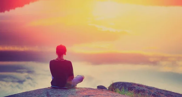 Mujer Joven Sentada Disfrutando Momento Tranquilo Hermoso Atardecer Colorido Reflejo —  Fotos de Stock