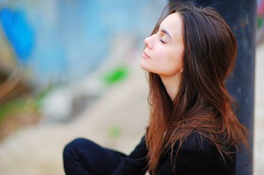 Hayalperest, mutlu bir kadın işçinin portresi. Açık havada meditasyon yapıyor. Büyük gözleri kapalı. Stres atma egzersizi, kolay tren kariyer istirahatı konsepti silueti oldukça iyi arka plan sakin düşünce