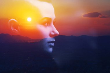 Hayalperest, genç bir kadının soyut koyu portresini ikiye katla. Güneşin doğuşunu, gökyüzündeki baş siluetine bak. Zihnin psikoloji gücü, insan ruhu, akıl sağlığı, hayat zen kavramı.