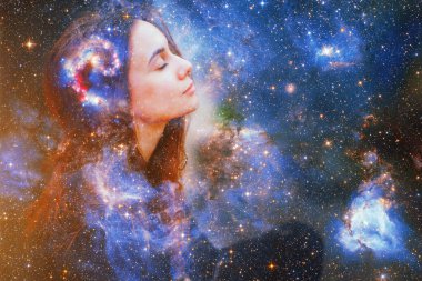Kafasında galaksi boşluğu olan genç bir kadının çift portresi. İnsan iç huzuru, yıldız ışığı ateşi, Zen kız aşkı, Rpa ai konsepti. Bu görüntünün elementleri NASA tarafından desteklenmektedir