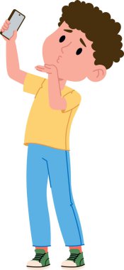 Kıvırcık saçlı genç bir çocuk elinde akıllı telefon olan bir selfie için poz veriyor. Çocuk neşeli bir ifade ve gündelik kıyafetle kendinden emin bir şekilde ayakta duruyor. Çizgi film vektör illüstrasyonu.