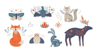 İskandinav halk sanatı setinde geyik, tilki, tavşan, kelebek, çiçek desenli kuşlar gibi orman hayvanları yer alır. Kış tatili vektör illüstrasyonu için İskandinav ormanlık karakterleri dekoratif elementler